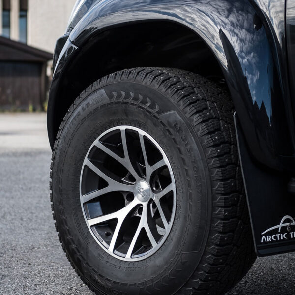 35″ Nokian Hakkapeliitta LT3 (pigg)